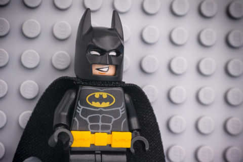 Batman pose devant un fond LEGO®