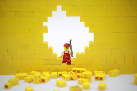 Lego qui casse un mur de petites briques