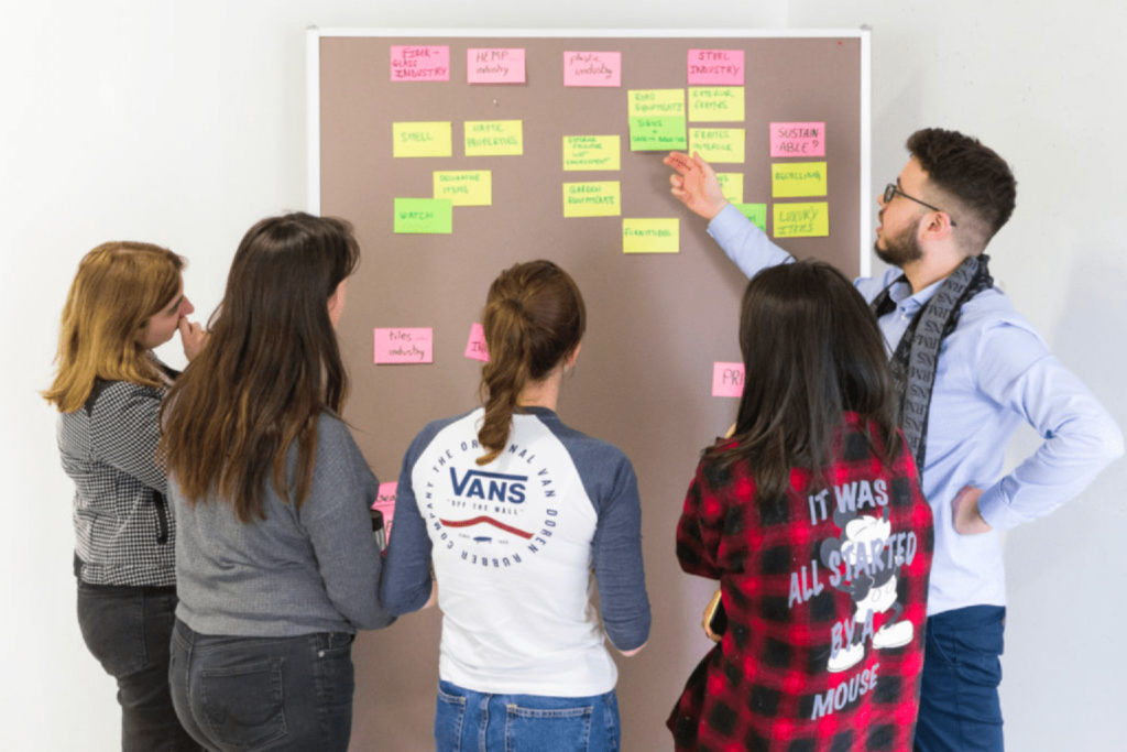 Etudiants devant un tableau, durant un exercice à ICN.