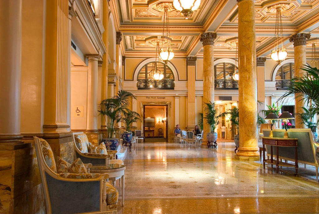 Lobby d'un hôtel 5 étoiles à Paris.