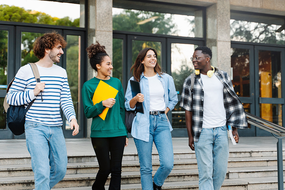 Etudiants sortant de cours après une rentrée décalée.