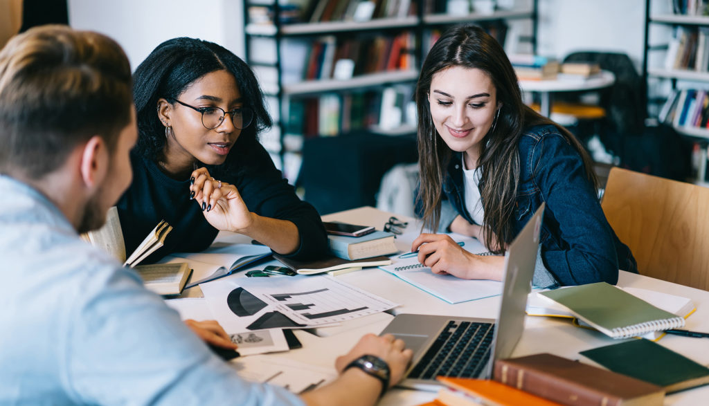 Étudiants d'une école de commerce qui collaborent ensemble sur un projet.